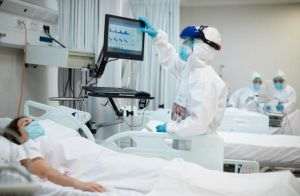 Numărul bolnavilor de COVID spitalizaţi în Franţa a crescut cu 25%